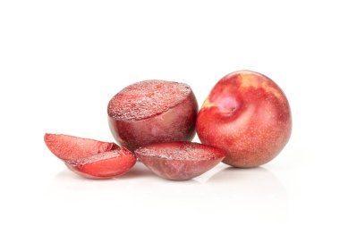 Grup bir bütün yarım üç dilim taze pluot interspecific Erik çeşitli beyaz izole