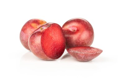 Grup üzerinde beyaz izole taze pluot interspecific Erik çeşitli bir dilimlenmiş iki bütün iki yarısı