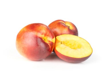 Grup iki yarım tüm olgun nektarin koyu kırmızı üzerine beyaz izole