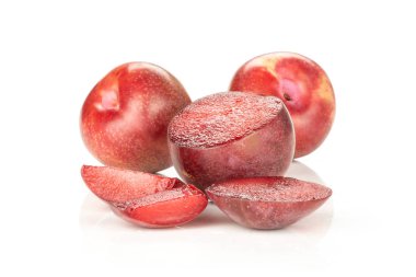 Grup iki yarım bütün üç dilim taze pluot interspecific Erik çeşitli beyaz izole