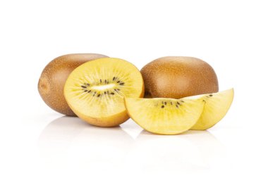 İki yarım bütün grup iki dilim taze altın kahverengi Kivi Meyve üzerinde beyaz izole sungold çeşitli