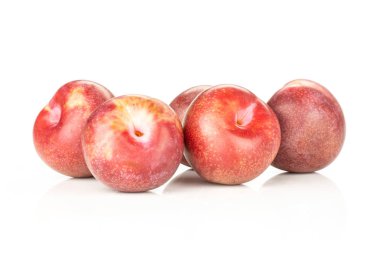 Bütün taze pluot interspecific Erik çeşitli beyaz izole sürü