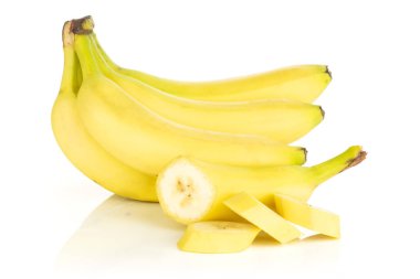 Yarım bütün sürü grup üç dilim beyaz arka plan üzerinde izole taze sarı muz