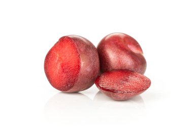 Taze pluot interspecific Erik çeşitli beyaz izole bir bütün iki yarısı Grup