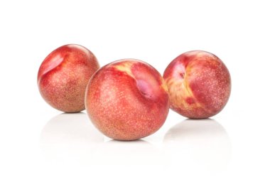 Beyaz izole üç bütün taze pluot interspecific Erik çeşitli grup