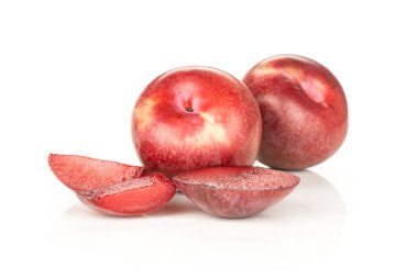 Taze pluot interspecific Erik çeşitli beyaz izole iki bütün üç dilim Grup