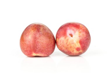 Beyaz izole iki bütün taze pluot interspecific Erik çeşitli grup