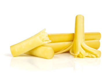 Beyaz arka plan üzerinde izole füme slovak dize peynir sopa bütün iki yarısı sürü grup