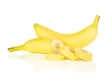 Grup bir bütün yarım üç dilim beyaz arka plan üzerinde izole taze sarı muz