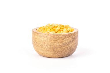 Tüm çiğ kırmızı mercimek ile ahşap kase beyaz arka plan üzerinde izole sürü