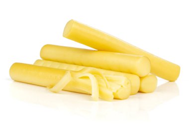 Beş grup bütün beyaz arka plan üzerinde izole slovak dize peynir stick yığın füme