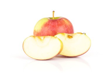 James yas beyaz arka plan üzerinde izole çeşitli taze kırmızı elma bir bütün iki dilim Grup