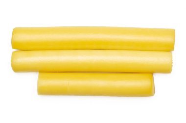 Üç grup bütün beyaz arka plan üzerinde izole slovak dize peynir sopa flatlay füme