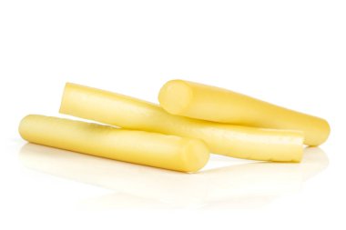 Beyaz arka plan üzerinde izole üç bütün füme slovak dize peynir sopa kümesi