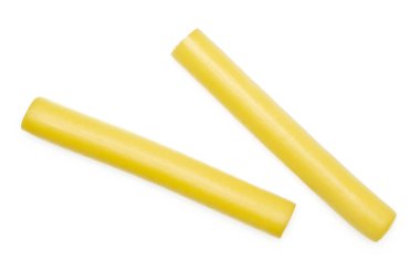 İki grup, Bütün beyaz arka plan üzerinde izole slovak dize peynir sopa flatlay füme