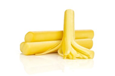 Beyaz arka plan üzerinde izole üç bütün füme slovak dize peynir sopa kalın parça döküntüleri Grup