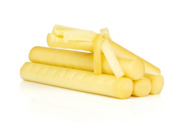 Slovak dize peynir sopa kalın parça döküntüleri beyaz arka plan üzerinde izole füme