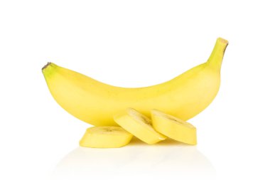 Bir bütün üç dilim taze sarı muz beyaz arka plan üzerinde izole Grup
