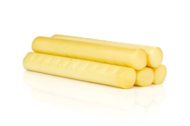 Beş grup bütün beyaz arka plan üzerinde izole slovak dize peynir stick yığın füme