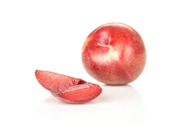Taze pluot interspecific Erik çeşitli beyaz izole bir bütün iki dilim Grup