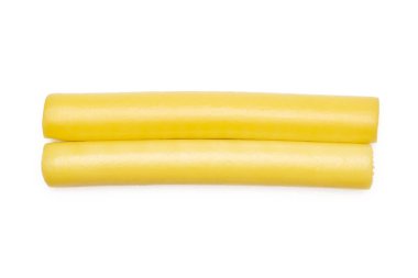 İki grup, Bütün beyaz arka plan üzerinde izole slovak dize peynir sopa flatlay füme