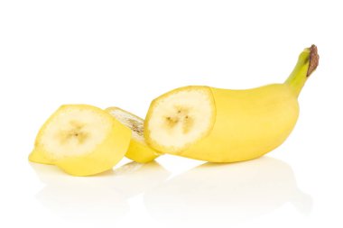 Bir grup yarım üç dilim beyaz arka plan üzerinde izole taze sarı muz
