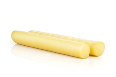 Grup iki bütün taze füme slovak dize peynir sopa üzerinde izole beyaz arka plan