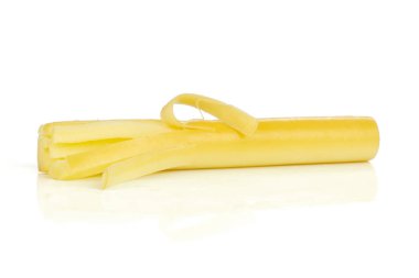 Slovak dize peynir sopa kalın parça döküntüleri beyaz arka plan üzerinde izole bir bütün füme