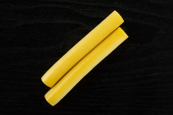 Grupo Dois Inteiro Defumado Eslovaco String Cheese Stick Flatlay Madeira — Fotografia de Stock