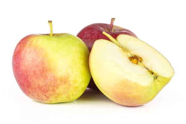 小组的两个整体的新鲜红苹果詹姆斯伤心品种在白色背景 — 图库照片