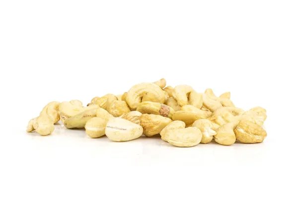 Veel Hele Rauwe Cashewnoten Geïsoleerd Witte Achtergrond — Stockfoto