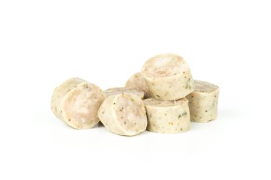 Beyaz izole Bavyera beyaz sosis parçaları dilimleri sürü sürü