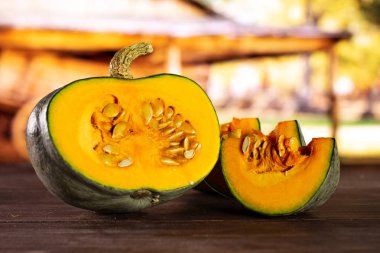 Bir grup yarım taze mavi gri kabak nagy dobosi çeşitli arka plan arabası ile iki dilim