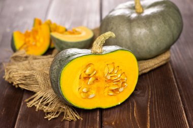 Grup bir bütün yarım taze mavi gri kabak nagy dobosi çeşitli kahverengi ahşap üzerine Jüt kumaş üzerine iki dilim