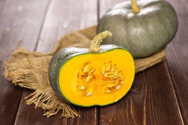 Grup bir bütün yarım taze mavi gri kabak nagy dobosi çeşitli kahverengi ahşap üzerine Jüt kumaş üzerine