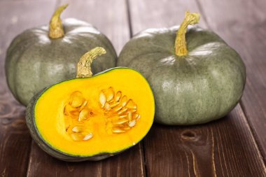 İki yarım bütün kahverengi ahşap üzerine taze mavi gri kabak nagy dobosi çeşitli grup