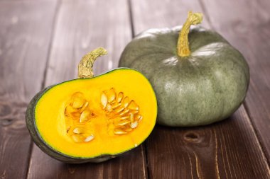 Grup bir bütün yarım taze mavi gri kabak nagy dobosi çeşitli kahverengi ahşap üzerine