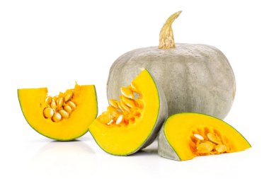 Bir bütün üç dilim beyaz arka plan üzerinde izole taze mavi gri kabak nagy dobosi çeşitli grup