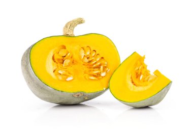 Bir grup yarım taze mavi gri kabak nagy dobosi çeşitli beyaz arka plan üzerinde izole tohumları ile bir dilim