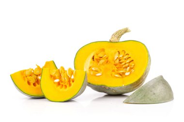 Bir grup yarım üç dilim taze mavi gri kabak nagy dobosi çeşitli beyaz arka plan üzerinde izole