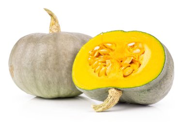 Grup bir bütün yarım taze mavi gri kabak nagy dobosi çeşitli beyaz arka plan üzerinde izole