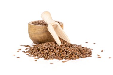 Bütün taze kahverengi flaxseeds kepçe önünde beyaz arka plan üzerinde izole ahşap kase ile sürü