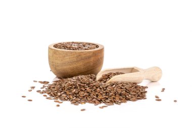 Bir kepçe ile ahşap kase beyaz arka plan üzerinde izole bütün taze kahverengi flaxseeds sürü