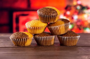 Altı bütün taze pişmiş mermer Muffin Noel ağacı kırmızı arka plan ile ayarla