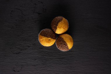 Üç grup gri taş mermer kek flatlay bütün taze pişmiş