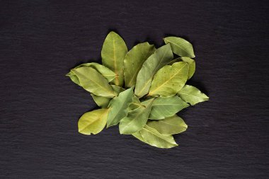 Bütün kuru zeytin yeşili bay defne sürü yığın flatlay gri taş üzerine bırakır.