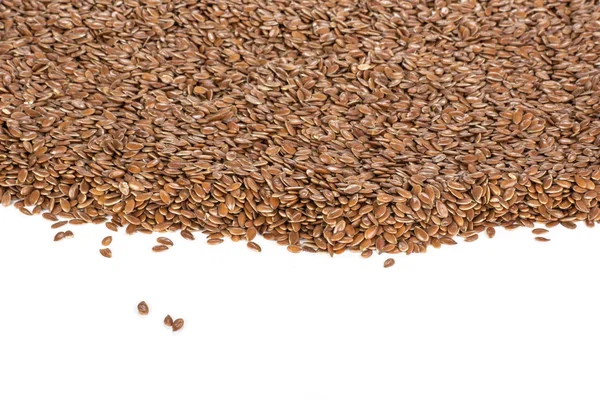 Beyaz Arka Plan Üzerinde Izole Bütün Taze Kahverengi Flaxseeds Sürü — Stok fotoğraf