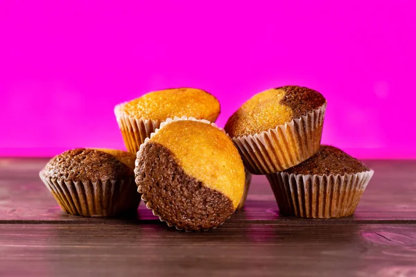 Skupina Pěti Celé Čerstvé Pečené Mramorové Muffin Růžové Pozadí — Stock fotografie