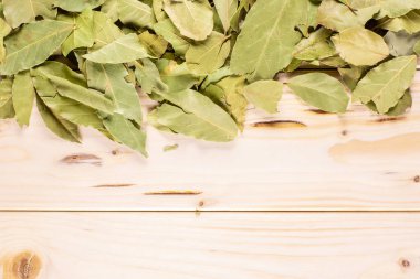 Bütün kuru zeytin yeşili bay defne sürü flatlay doğal ahşap üzerine bırakır.