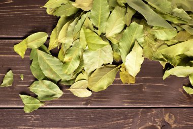 Bütün kuru zeytin yeşili bay defne çok yukarıda kahverengi ahşap üzerine doğru flatlay yaprak